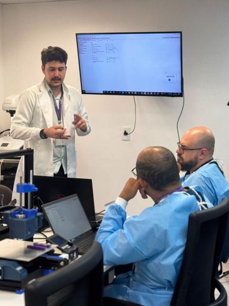 Instrutor Quantis demonstrando parâmetros de impressão